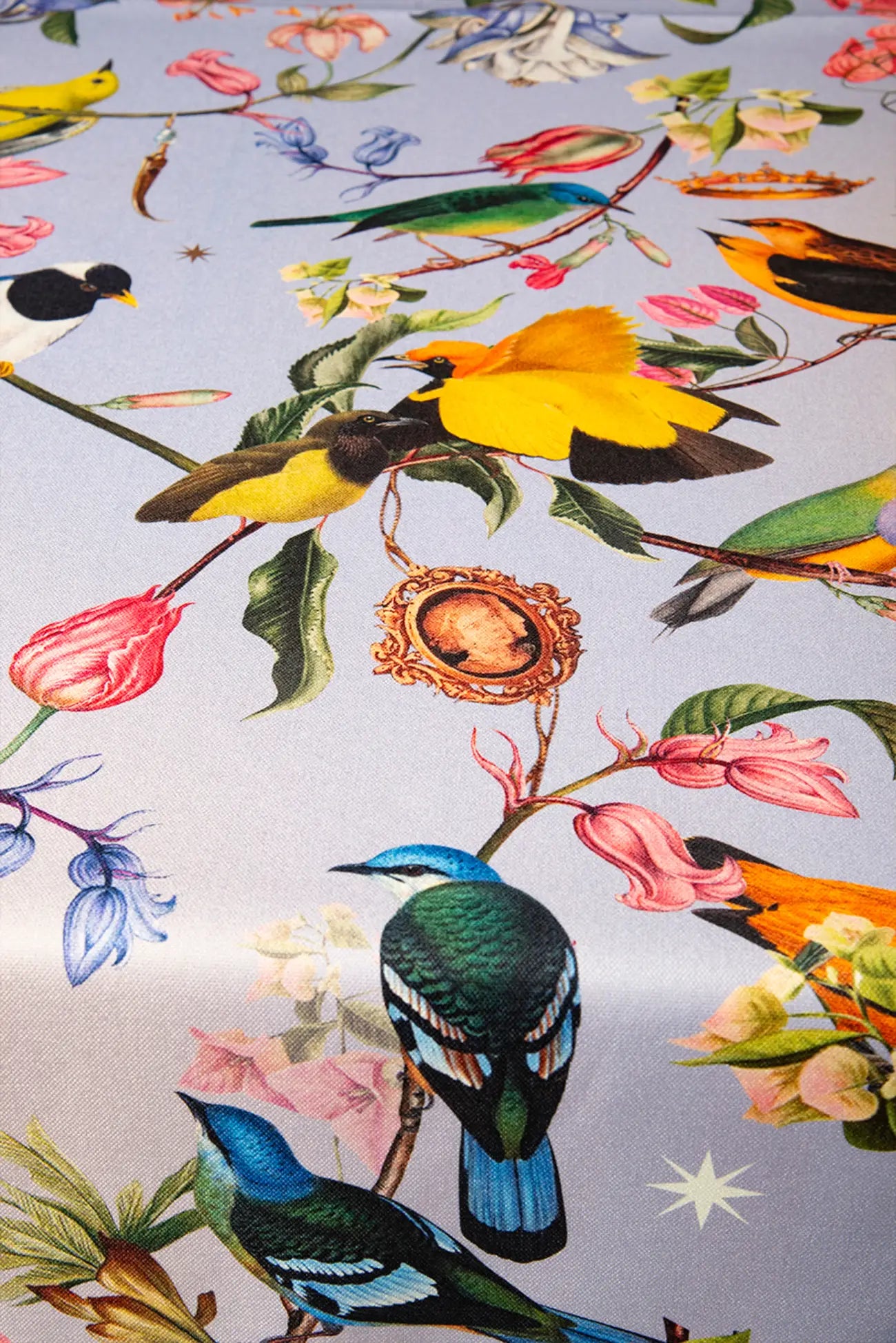 "Mantel de poliéster estampado con diseño floral colorido de la marca Muzaluci, ideal para mesas de comedor."