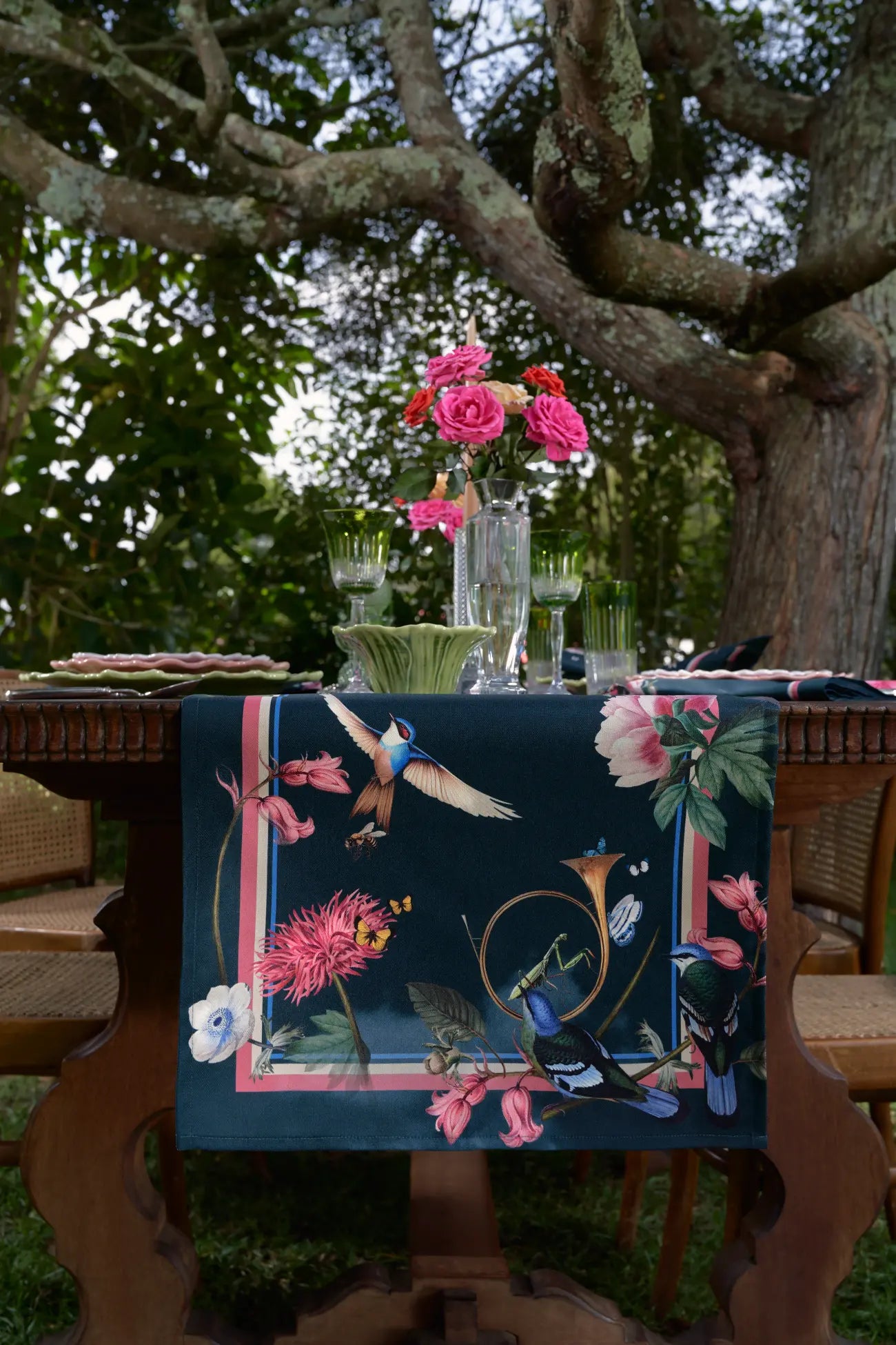 Transforma tu mesa con el mantel MUZALUCI, servilletas y portavasos, fabricados en poliéster e impresos por sublimación para una experiencia elegante
