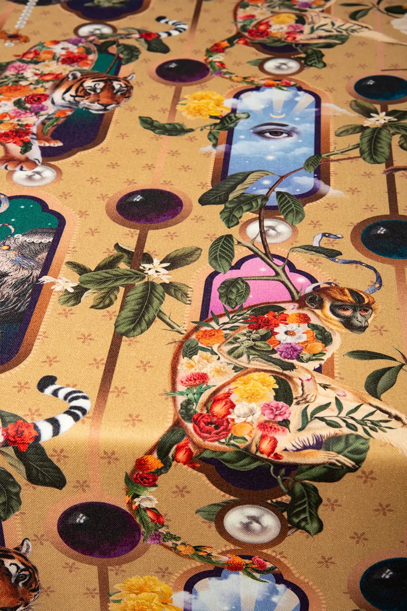 "Mantel de poliéster estampado de Muzaluci con diseño clásico y elegante para eventos especiales o uso diario."