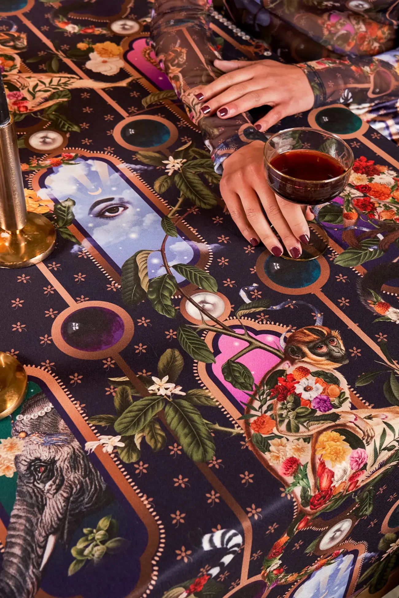 "Mantel de poliéster estampado con diseño floral colorido de la marca Muzaluci, ideal para mesas de comedor."